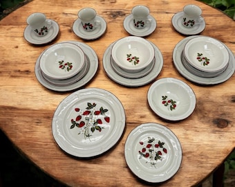 Gibson Stoneware Dinnerware Set of Four Vintage Strawberry Fruit Garden 16 Pcs