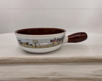 Landert 22 Fondue Pot Casserole Bulbous Handle Farm Scene Swiss Horses Cows VTG CHIP