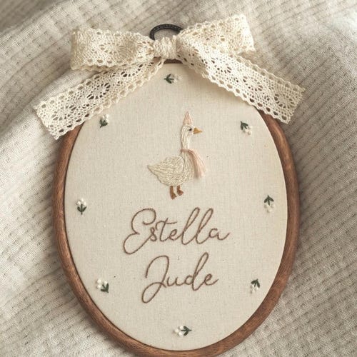 Nome personalizzato - Ricamo oca - Decorazione murale per cameretta dei bambini - Da appendere alla parete