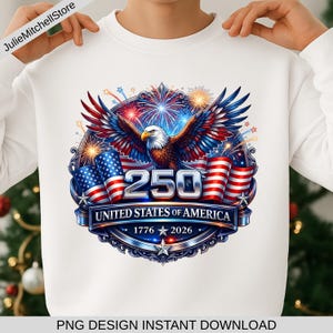 Pode incluir: Camisola branca com um design patri&oacute;tico. Apresenta uma &aacute;guia, bandeiras americanas e fogos de artif&iacute;cio. O design inclui o texto "250 UNITED STATES OF AMERICA 1776-2026". O design &eacute; em vermelho, branco e azul.