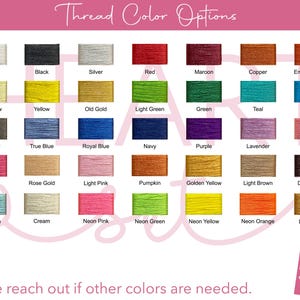 Op de afbeelding: Een kleurenkaart met garenkleuropties. De kaart toont een raster van verschillende garenkleuren, waaronder wit, zwart, rood, blauw, groen en geel. De tekst "Thread Color Options" staat bovenaan. De tekst onderaan luidt "Please reach out if other colors are needed."