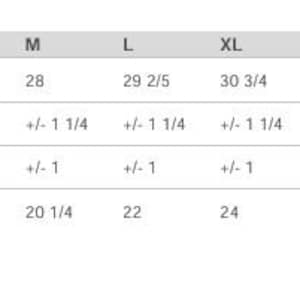 Op de afbeelding: Een witte tabel toont de afgewerkte maten voor kledingmaten S t/m 4XL. De maten omvatten lichaamslengte, lichaamslengtetolerantie, borsttolerantie en borstbreedte (plat) in cm.