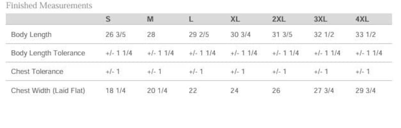 Op de afbeelding: Een witte tabel toont de afgewerkte maten voor kledingmaten S t/m 4XL. De maten omvatten lichaamslengte, lichaamslengtetolerantie, borsttolerantie en borstbreedte (plat) in cm.