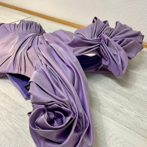 Abito scultura. Abito drappeggiato con manipolazione del tessuto realizzato in taffetà di seta viola. Festa, matrimonio, matrimonio immagine 4