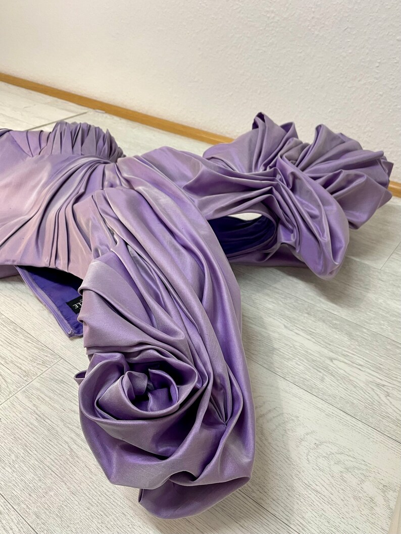 Robe sculptée. Robe drapée avec manipulation de tissu en taffetas de soie violet. Fête, mariage, mariage image 4