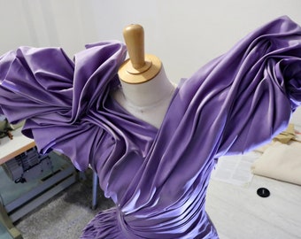 Abito scultura. Abito drappeggiato con manipolazione del tessuto realizzato in taffetà di seta viola. Festa, matrimonio, matrimonio