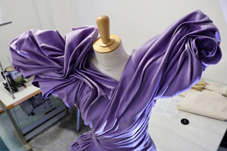 Abito scultura. Abito drappeggiato con manipolazione del tessuto realizzato in taffetà di seta viola. Festa, matrimonio, matrimonio immagine 1