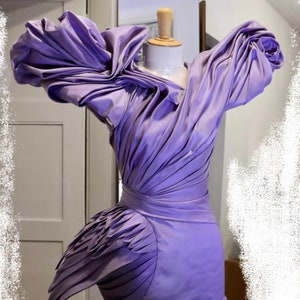 Sculptuur jurk. Gedrapeerde jurk met stofmanipulatie gemaakt van paarse taftzijde. Feest, bruiloft, bruiloft afbeelding 8