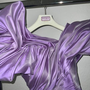 Robe sculptée. Robe drapée avec manipulation de tissu en taffetas de soie violet. Fête, mariage, mariage image 5