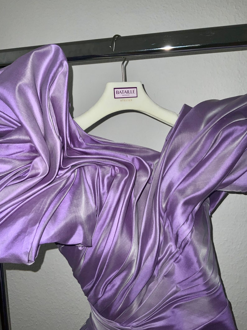 Sculptuur jurk. Gedrapeerde jurk met stofmanipulatie gemaakt van paarse taftzijde. Feest, bruiloft, bruiloft afbeelding 5