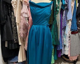 Vestido de cóctel vintage de satén verde azulado con hombros descubiertos y detalle de lazo en la falda - Elegancia atemporal