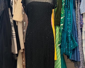 Vestido de cóctel vintage negro con cuentas de Laurence Kazar New York: elegancia atemporal