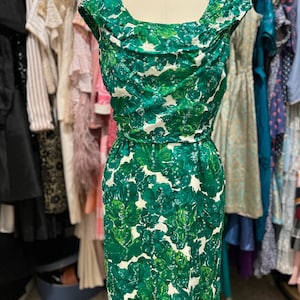 Abito floreale verde vintage con dettagli in paillettes, abito da festa in giardino anni '50, abito da cocktail classico di metà secolo con stampa botanica audace
