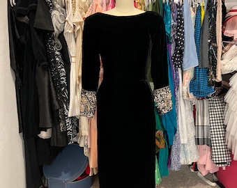 Vestido vintage de terciopelo negro de Victor Costa: puños bordados en oro de los años 80