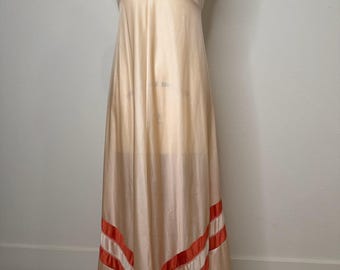 Vintage 1970-tals rosa maxi nattlinne i satinnylon