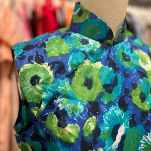 Vintage 1960s Green & Blue Floral Cheongsam Qipao Midi Dress – Mandarin Collar, Back Zip
