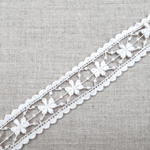 Vintage Guipure Cotton Lace Trim, Cream with a blush tinge, Swiss Cotton Lace, 3cm wide, D-12