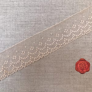 Renda de algodão inglesa antiga, design 'Double Scallop', bege claro/rosa, renda de tule fino, 4,5 cm de largura, 100% algodão, por volta de 1900