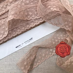 Antike englische Baumwoll-Netzspitze, Beige/Kaffee, 3,5 cm breit, Circa 1900