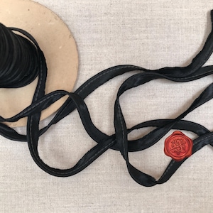 Antike schwarze Viskose Satin-Paspel, Vintage Paspel, Handwerk Borte, schmale schwarze Kordel, 100% Viskose