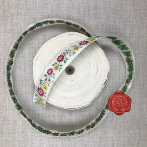Vintage besticktes Taftband, Seidentaft, Stickerei, Vintage Kurzwaren, um 1930, Folklorestickerei, florales Motiv