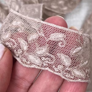 Antike österreichische Baumwoll-Spitzenborte, Kaffee/Beige, Erbstück-Spitze, 3 cm breit, Blatt Stickerei