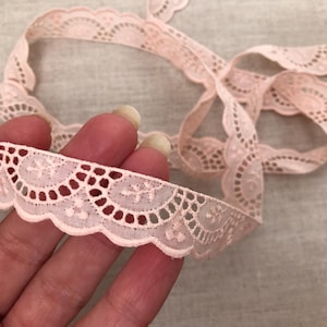 Cut Work Baumwollspitze, blass Rosa, Broiderie Anglais Einfassspitze, 2 cm breit, ausgebogt