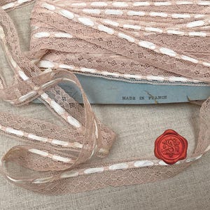 Franse antieke kanten rand, taupe/beige met ivoorlint, antiek kant, inzetkant, 100% katoen, circa 1900