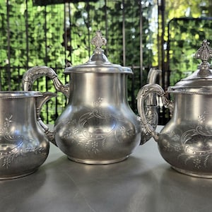 Raro conjunto de chá Forbes Silver Co. quádruplo banhado a prata, 177, do final do século XIX • Inclui bule de chá, leiteira e açucareiro com tampa •