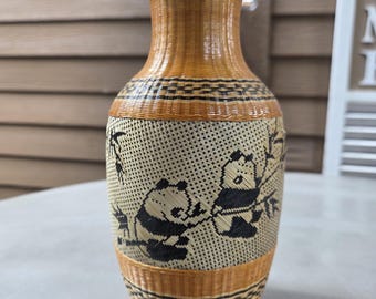 ビンテージ中国製花瓶、竹で包んだ磁器、パンダのアートワーク ビンテージ中国製花瓶、竹で包んだ磁器、パンダのアートワーク