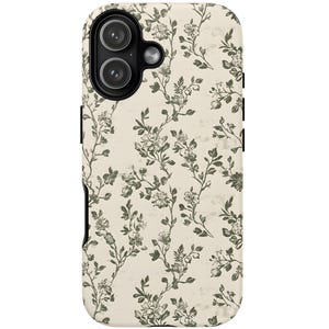 Puede incluir: Una funda de tel&eacute;fono con un estampado floral. La funda tiene un fondo color crema con un dise&ntilde;o repetido de enredaderas y flores florales verdes. La funda tiene una carcasa de c&aacute;mara negra y botones laterales negros.