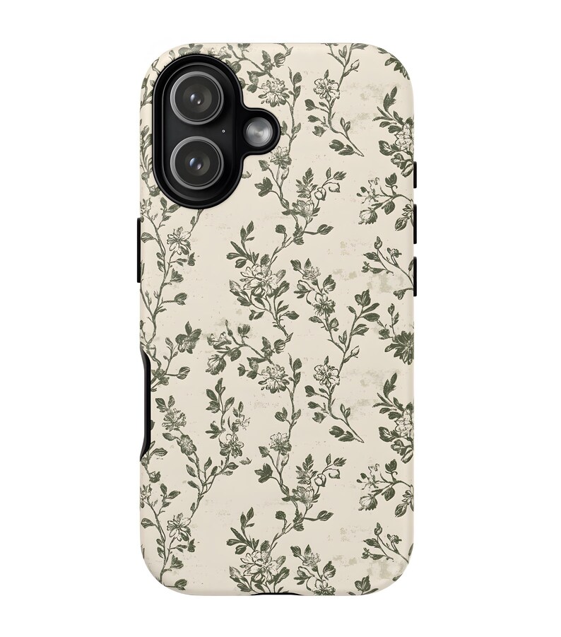 Puede incluir: Una funda de tel&eacute;fono con un estampado floral. La funda tiene un fondo color crema con un dise&ntilde;o repetido de enredaderas y flores florales verdes. La funda tiene una carcasa de c&aacute;mara negra y botones laterales negros.