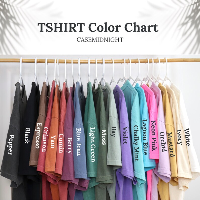 Pode incluir: Carta de cores para t-shirts que mostra 16 cores diferentes, incluindo branco, marfim, mostarda, orqu&iacute;dea, rosa neon, azul lagoa, menta cremosa, violeta, ba&iacute;a, musgo, verde claro, azul jeans, baga, cominho, inhame, carmesim, espresso, preto e pimenta.