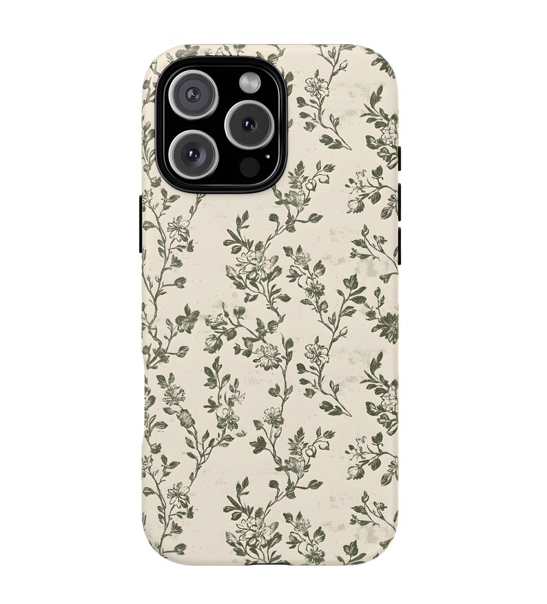 Puede incluir: Funda de tel&eacute;fono con estampado floral. La funda tiene un fondo color crema con un dise&ntilde;o repetido de flores y enredaderas de color verde oscuro. Incluye un recorte para la c&aacute;mara y botones laterales negros.