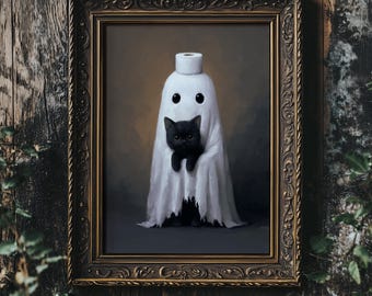 Puede incluir: Una pintura enmarcada representa una figura fantasmal hecha con un rollo de papel higiénico y una sábana, sosteniendo un gato negro. La obra de arte tiene un marco dorado vintage y está sobre un fondo de madera oscura y rústica.