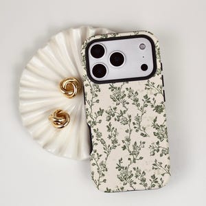 Funda para teléfono con diseño botánico vintage, funda protectora para iPhone, Samsung y Pixel con estampado floral verde salvia, compatible con iPhone y MagSafe. imagen 1
