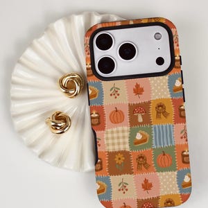 かわいい秋の雰囲気のスマホケース、パンプキンスパイスパッチワークキルトデザイン、iPhone MagSafe対応、Samsung、Pixel対応の丈夫なスマホカバー