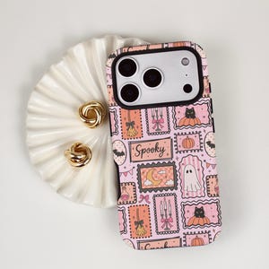 Roze griezelige Halloween telefoonhoes, patchwork met spookjes, pompoenen en vleermuizen, compatibel met iPhone MagSafe, Samsung en Pixel. Stevige hoes voor mobiele telefoons.