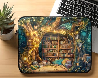 Puede incluir: Una funda para portátil con una ilustración caprichosa de un árbol con luces brillantes, una estantería llena de libros y un rincón de lectura acogedor. La escena está ambientada en un bosque con un fondo azul oscuro.