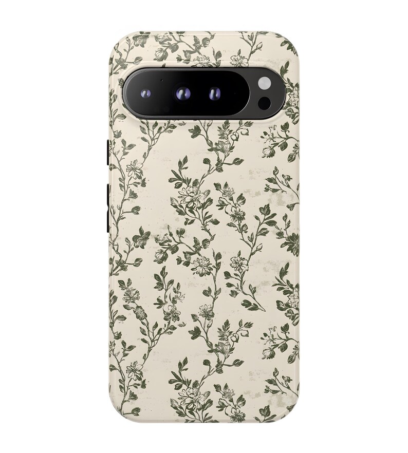 Puede incluir: Una funda de tel&eacute;fono con un estampado floral. La funda tiene un fondo color crema con un patr&oacute;n repetido de vides y flores florales verdes. El &aacute;rea de la c&aacute;mara es negra.