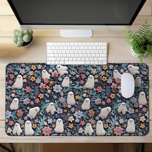 Gruselige kleine Geister im Garten Schreibtischunterlage Niedliches Blumen Halloween Mauspad Kawaii ästhetische Matte Büro Arbeitsplatz Schreibtischunterlage Hexengeschenk