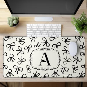 Personalisierte niedliche schwarze Goth Kokette Schreibtischmatte Benutzerdefinierte Monogramm Maus Pad Anti-Rutsch Deskpad Home Office Schreibtisch Dekor Geschenk Computer Tastatur Matte