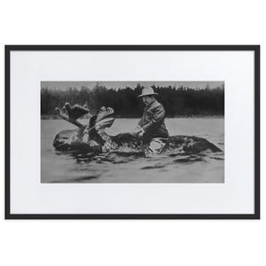 Teddy Roosevelt reitet einen Elch gerahmtes Poster mit Passepartout