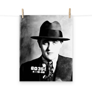 Può includere: Foto segnaletica in bianco e nero di un uomo con un cappello fedora e un abito. La foto segnaletica ha il numero 80351 e la data 4-12-28.