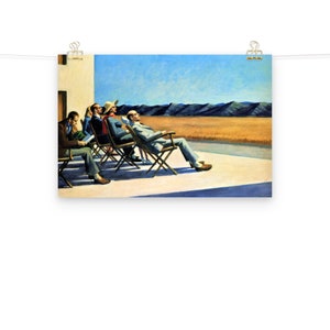 Puede incluir: Una pintura de cinco personas sentadas en sillas en un patio con vistas a un paisaje desértico. Las personas visten ropa informal y miran hacia el paisaje. La pintura está realizada en un estilo realista y tiene una paleta de colores apagados.