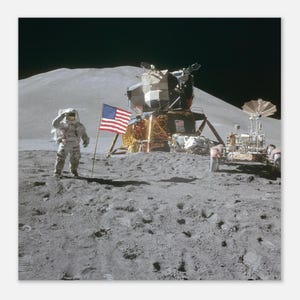 Op de afbeelding: Een astronaut groet de Amerikaanse vlag op de maan. De maanlander en een rover zijn zichtbaar op de achtergrond. Het oppervlak is bedekt met voetstappen en de lucht is donker.