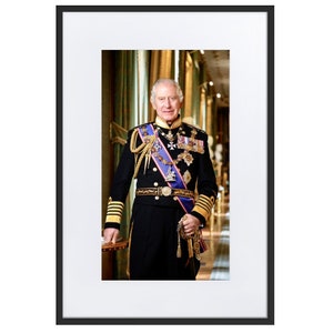 King Charles III Neuestes offizielles Porträt gerahmtes Poster mit Passepartout