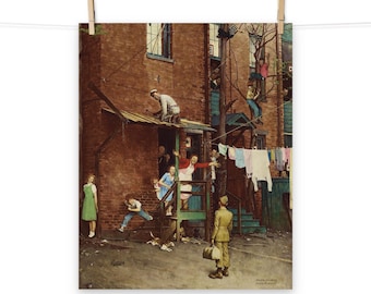 Könnte beinhalten: Eine Vintage-Illustration einer Familie, die auf einer Veranda versammelt ist, mit einem Soldaten, der nach Hause zurückkehrt. Die Szene spielt in einem Stadtviertel mit Backsteingebäuden und einer Wäscheleine mit hängender Wäsche. Der Soldat ist in Uniform, trägt einen Koffer und schaut die Familie an.