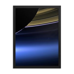 Peut inclure: Une vue rapprochée des anneaux de Saturne, avec l'atmosphère de la planète visible en arrière-plan. Les anneaux sont de couleur jaune pâle et l'atmosphère est d'un bleu profond. L'image est prise de loin et les anneaux semblent très fins.