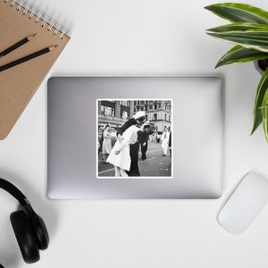 Naklejka V-J Day na Times Square (Pożegnanie z wojną) autorstwa Alfreda Eisenstaedta